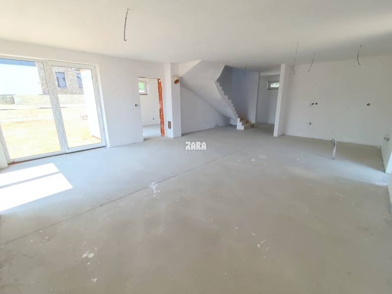 Holodom Baška- 4 izbový - (obývacia izba s výstupom na terasy, pohľad dovnútra) zara reality