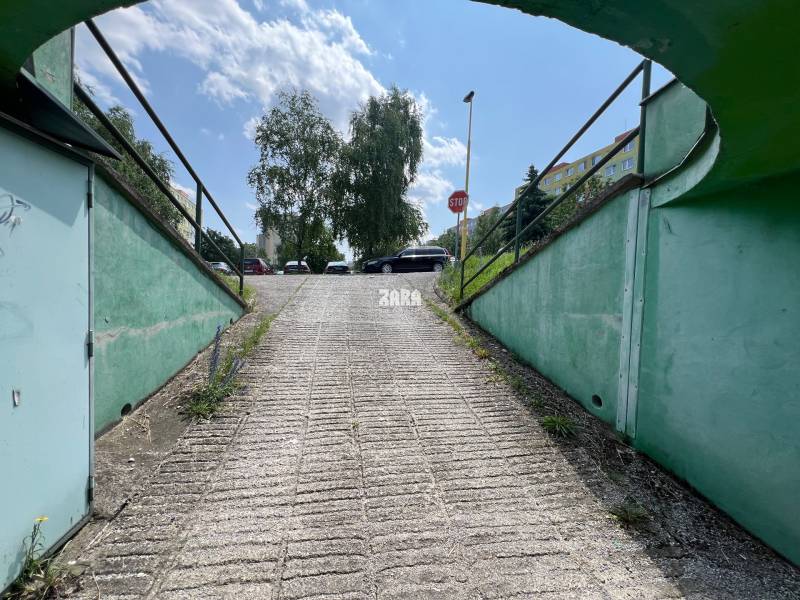 Západ -Terasa - ul. Idánska, 18 m². GARÁŽ. Elektronická brána Hoormann