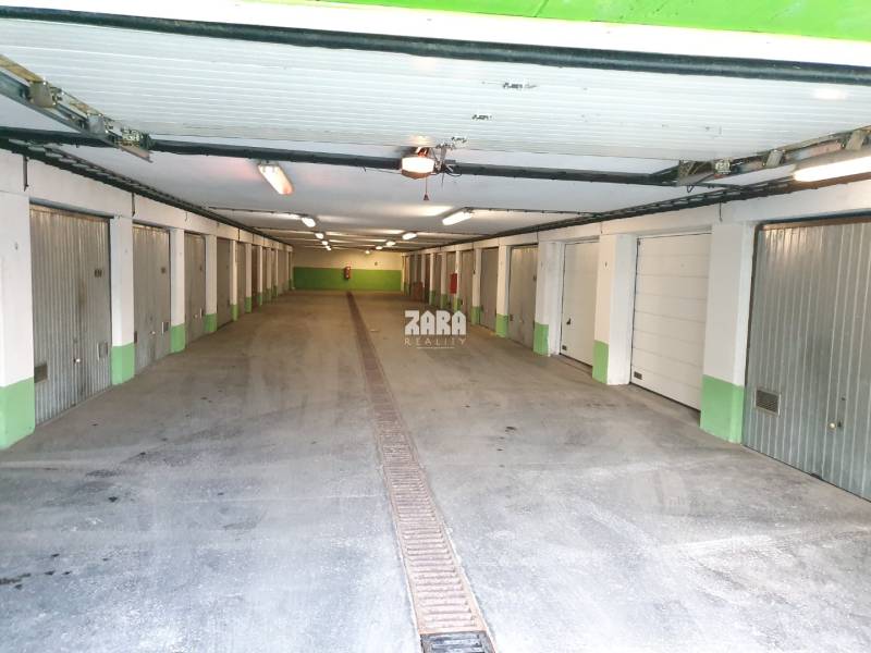 Západ -Terasa - ul. Idánska, 18 m². GARÁŽ. Elektronická brána Hoormann