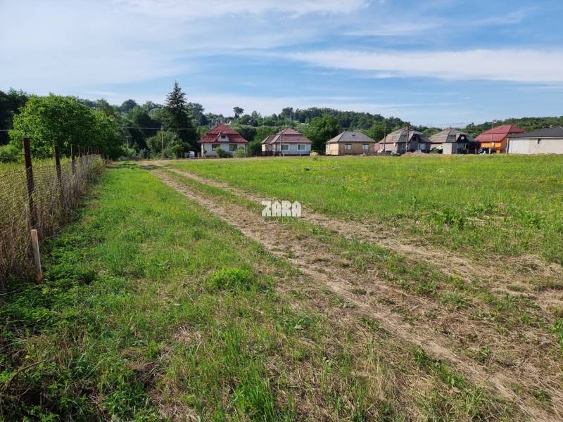 Priestranný stavebný pozemok  1453 m² v obci Svinica, Košice - okolie.