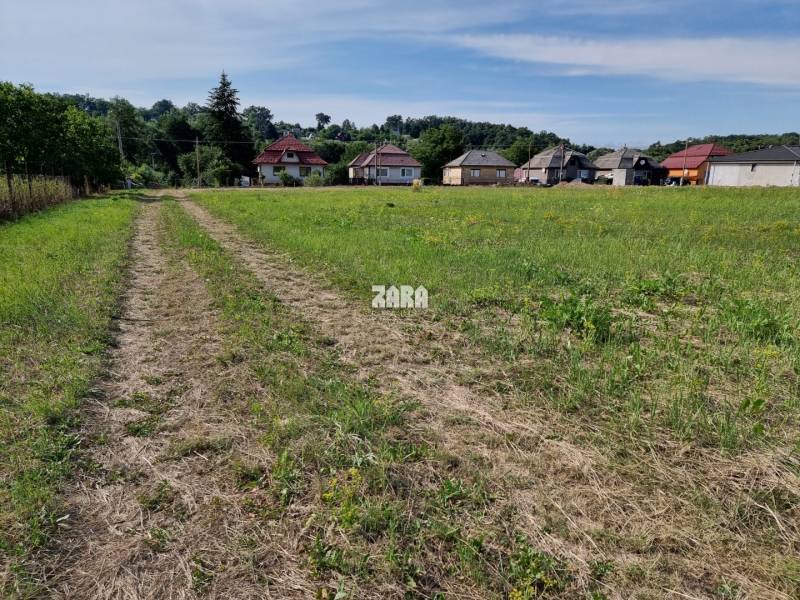 Priestranný stavebný pozemok  1453 m² v obci Svinica, Košice - okolie.