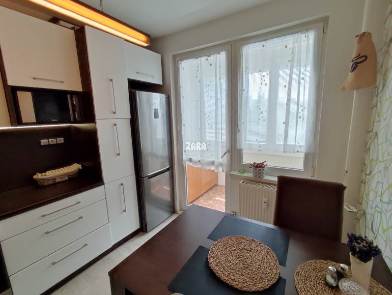 KVP - Bauerova, odporúčame:4 izbový byt, rekonštrukcia, 84 m2 + loggia