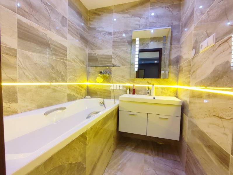 KVP - Bauerova, odporúčame:4 izbový byt, rekonštrukcia, 84 m2 + loggia