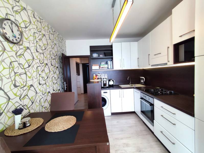 KVP - Bauerova, odporúčame:4 izbový byt, rekonštrukcia, 84 m2 + loggia