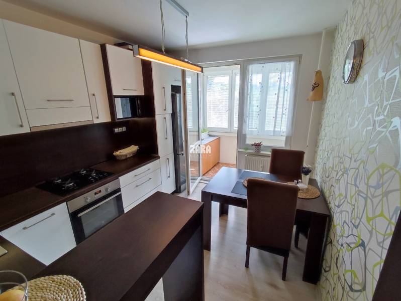 KVP - Bauerova, odporúčame:4 izbový byt, rekonštrukcia, 84 m2 + loggia