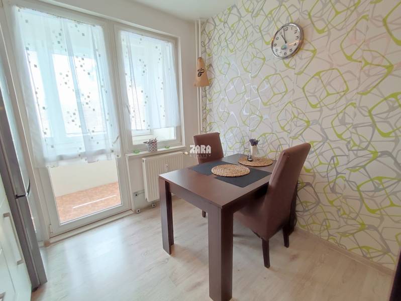 KVP - Bauerova, odporúčame:4 izbový byt, rekonštrukcia, 84 m2 + loggia