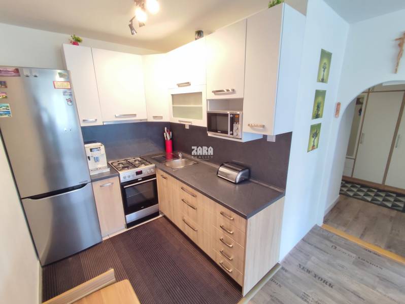 Sídlisko nad Jazerom: ul. RAKETOVA: veľmi pekný 1,5 izbový byt, 42 m² 