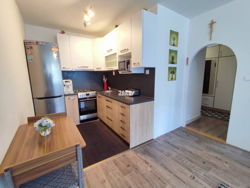 Sídlisko nad Jazerom: ul. RAKETOVA: veľmi pekný 1,5 izbový byt, 42 m² 