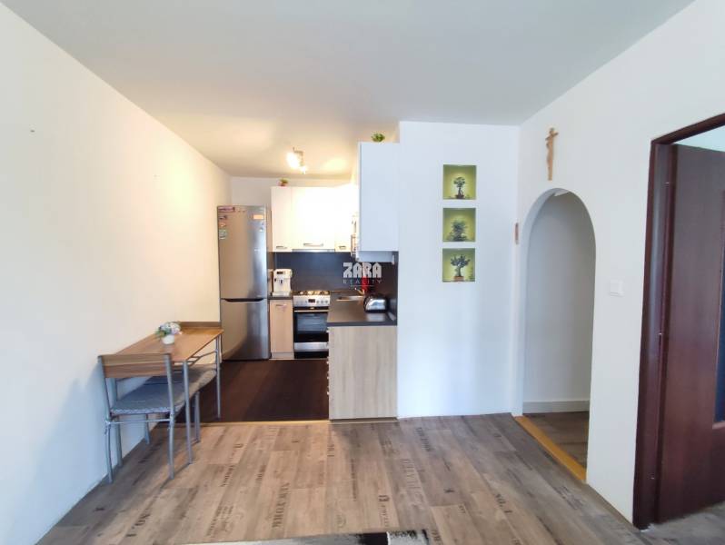Sídlisko nad Jazerom: ul. RAKETOVA: veľmi pekný 1,5 izbový byt, 42 m² 