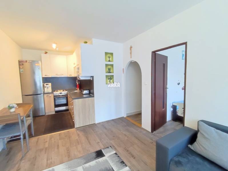 Sídlisko nad Jazerom: ul. RAKETOVA: veľmi pekný 1,5 izbový byt, 42 m² 