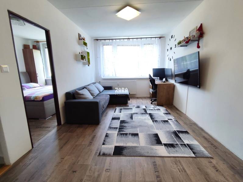 Sídlisko nad Jazerom: ul. RAKETOVA: veľmi pekný 1,5 izbový byt, 42 m² 