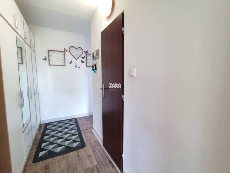 Sídlisko nad Jazerom: ul. RAKETOVA: veľmi pekný 1,5 izbový byt, 42 m² 