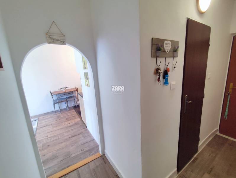 Sídlisko nad Jazerom: ul. RAKETOVA: veľmi pekný 1,5 izbový byt, 42 m² 