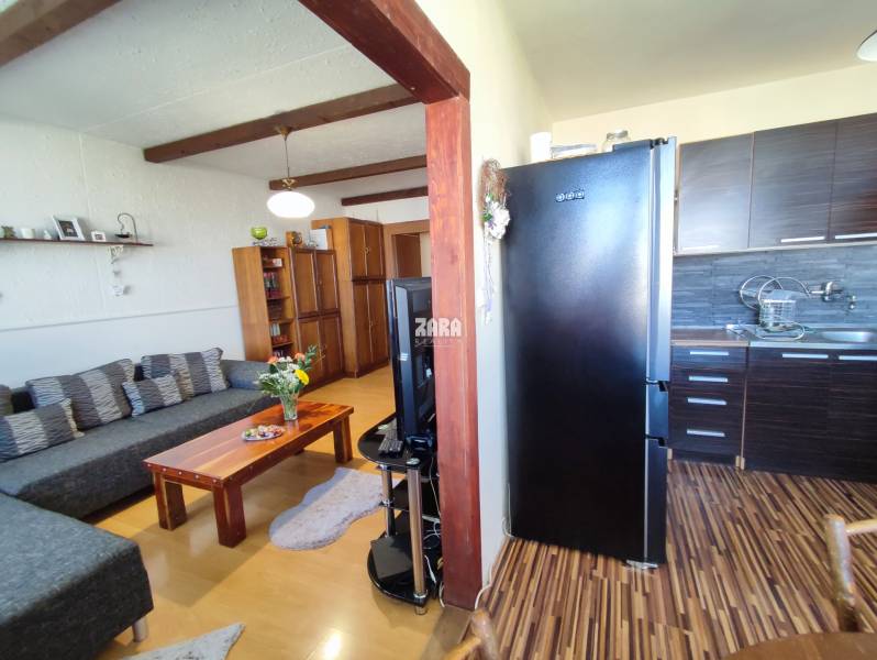 obývacia izba čiastočne prepojená s kuchyňou_sídlisko Železníky_zara reality