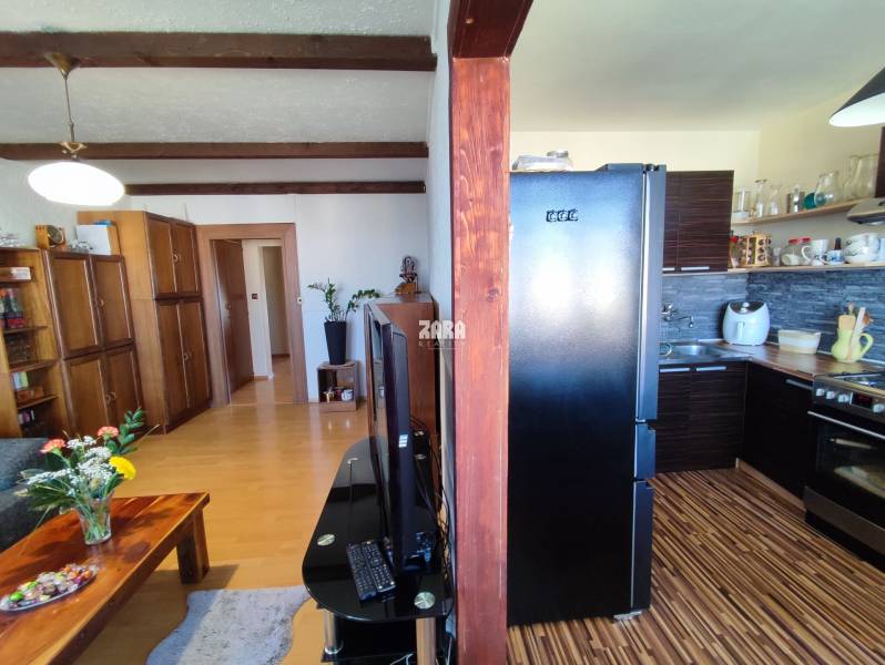 prepojenie kuchyne z obývacou izbou