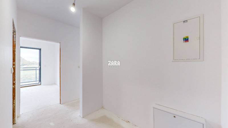 vstupná predsieň_bezpečnostné vchodové dvere_pohľad do spálne