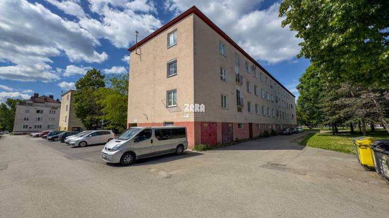 ŠACA - veľmi pekný 3 izbový zariadený byt ul. Železiarenska, 64 m2