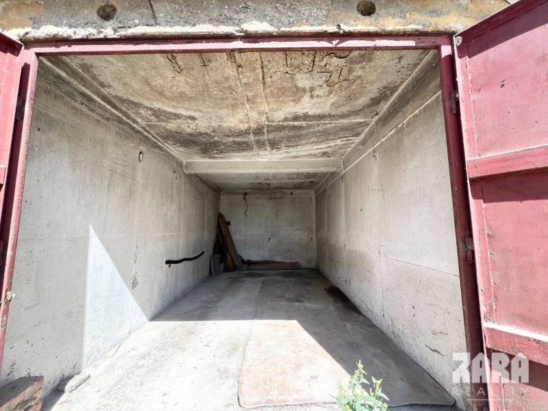 Košice-Staré Mesto, ul. Jesenná, murovaná radová garáž. 