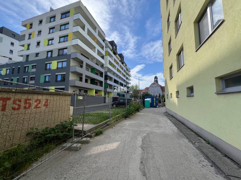 Situovaná v blízkosti Rezidencia pri Radnici, ul. Strojárenská, Jesenná, Jilemnickéhom ČSA, Letná, Zimná...