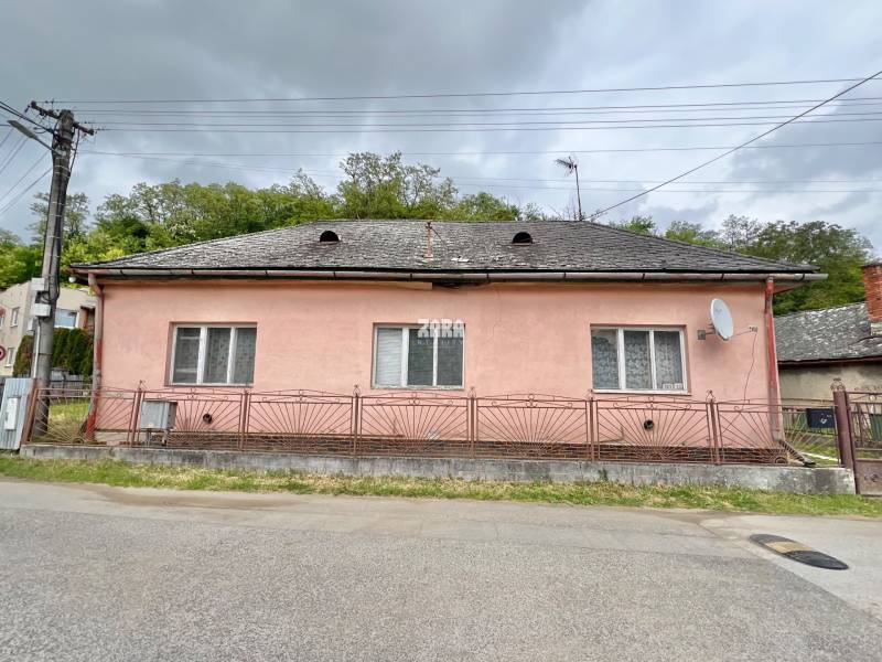 TEHLOVÝ RODINNÝ DOM [/b]: s veľkým pozemkom, 3 izbový, garáž, sklad. 