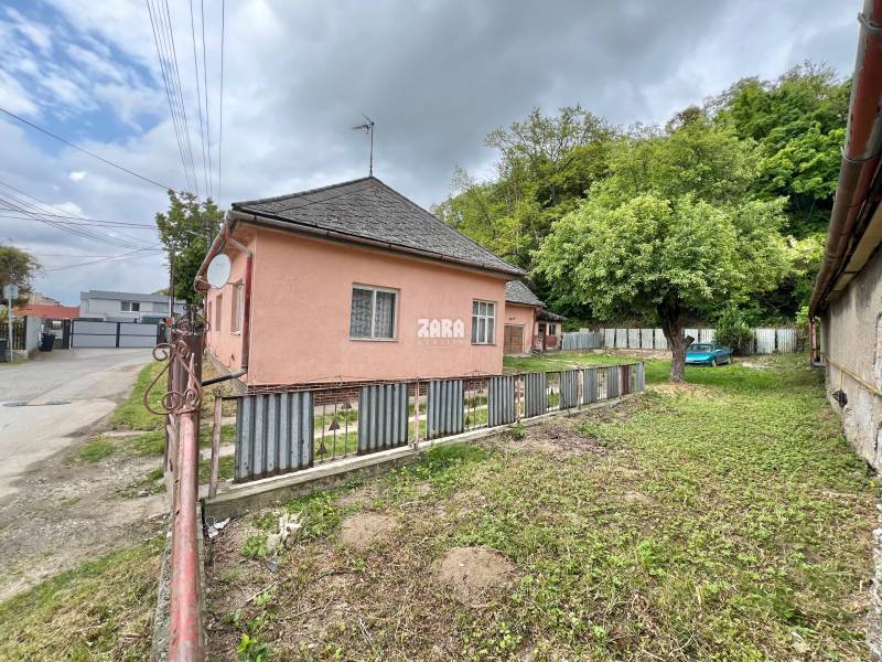 TEHLOVÝ RODINNÝ DOM [/b]: s veľkým pozemkom, 3 izbový, garáž, sklad. 