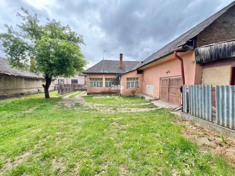 TEHLOVÝ RODINNÝ DOM [/b]: s veľkým pozemkom, 3 izbový, garáž, sklad. 