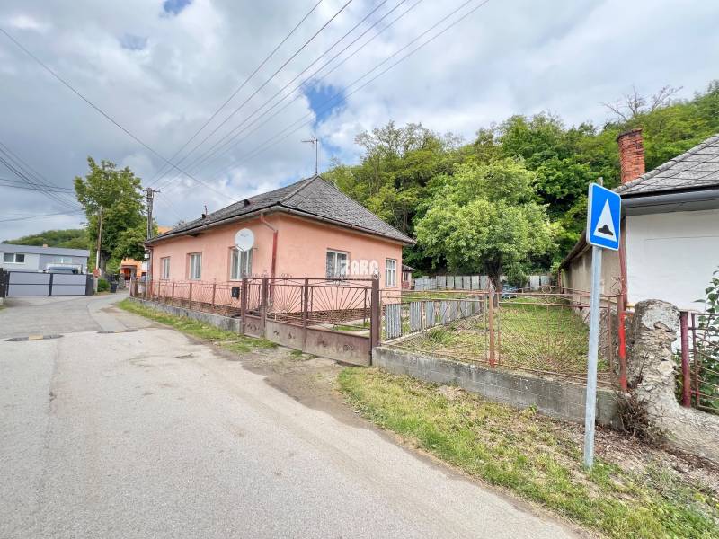 TEHLOVÝ RODINNÝ DOM [/b]: s veľkým pozemkom, 3 izbový, garáž, sklad. 