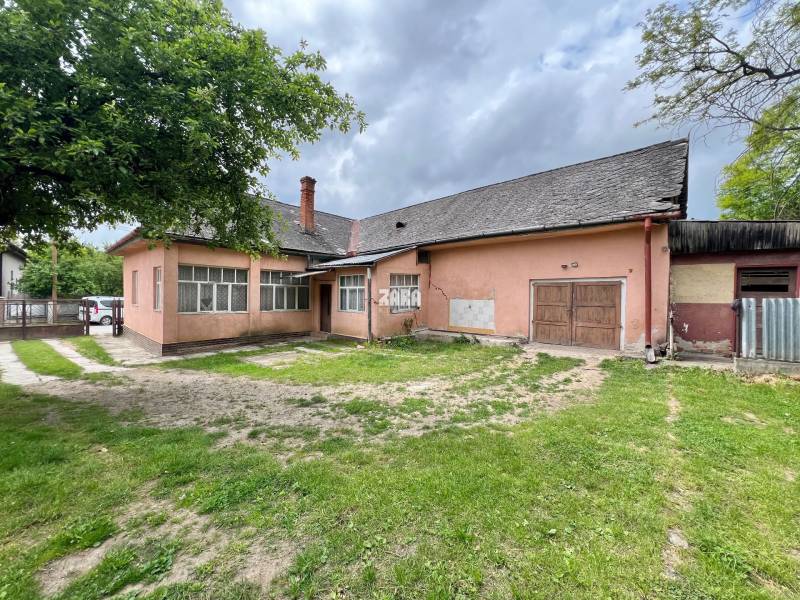TEHLOVÝ RODINNÝ DOM [/b]: s veľkým pozemkom, 3 izbový, garáž, sklad. 
