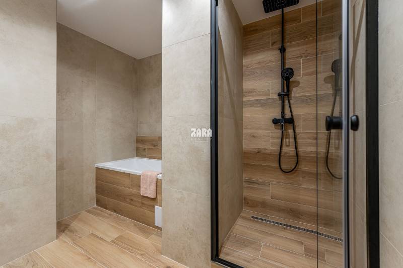 Nad Jazerom - Nadčasový 3 izb. byt ul. POLUDNÍKOVÁ, 71 m2 + loggia. 