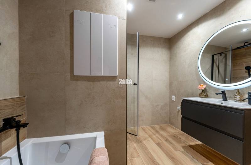 Nad Jazerom - Nadčasový 3 izb. byt ul. POLUDNÍKOVÁ, 71 m2 + loggia. 