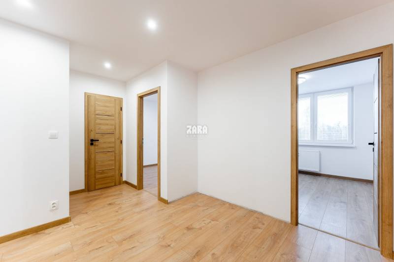 Nad Jazerom - 3 izb. byt ul. POLUDNÍKOVÁ, 71 m2 + loggia. Nová rekonš.
