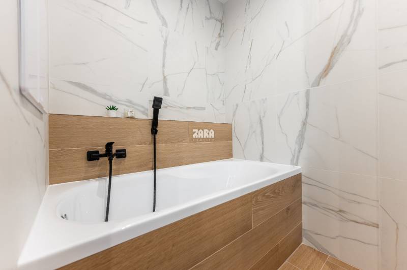Nad Jazerom - 3 izb. byt ul. POLUDNÍKOVÁ, 71 m2 + loggia. Nová rekonš.