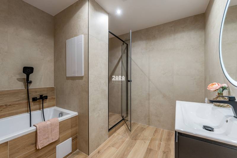 Nad Jazerom - Nadčasový 3 izb. byt ul. POLUDNÍKOVÁ, 71 m2 + loggia. 