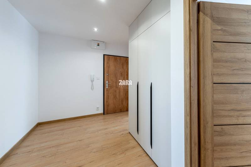 Nad Jazerom - Nadčasový 3 izb. byt ul. POLUDNÍKOVÁ, 71 m2 + loggia. 