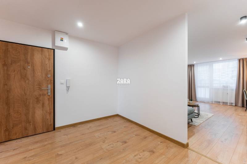 Nad Jazerom - 3 izb. byt ul. POLUDNÍKOVÁ, 71 m2 + loggia. Nová rekonš.