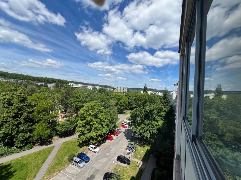 Terasa - ul. Slobody, 3 izbový byt 65 m2 + loggia. Čiastočná rekonš.