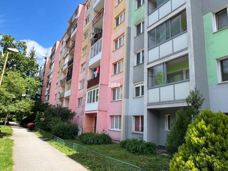 Terasa - ul. Slobody, 3 izbový byt 65 m2 + loggia. Čiastočná rekonš.