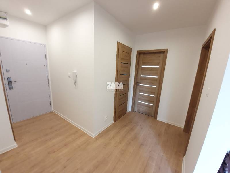 Terasa - ul. Slobody, 3 izbový byt 65 m2 + loggia. Čiastočná rekonš.