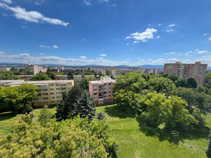 Terasa - ul. Slobody, 3 izbový byt 65 m2 + loggia. Čiastočná rekonš.