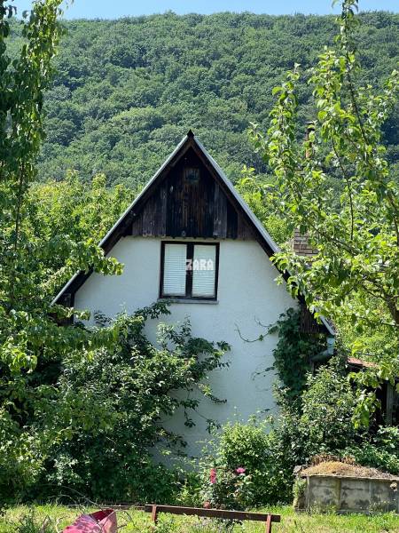 BUKOVEC - murovaná dvojpodlažná CHATA s podkrovím, pozemok 289 m2. 