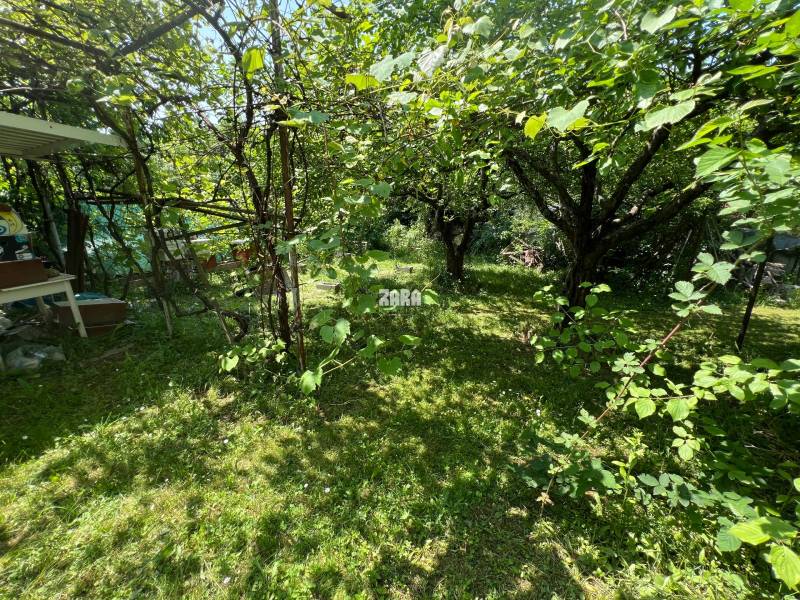 BUKOVEC - murovaná dvojpodlažná CHATA s podkrovím, pozemok 289 m2. 
