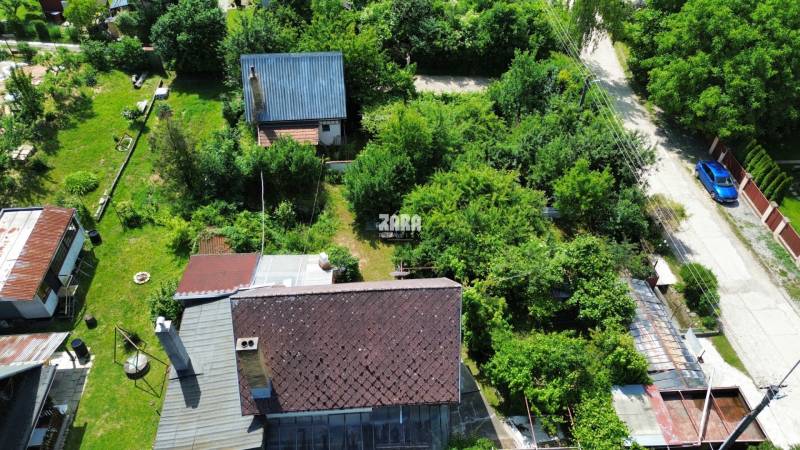 BUKOVEC - murovaná dvojpodlažná CHATA s podkrovím, pozemok 289 m2. 