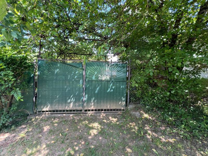BUKOVEC - murovaná dvojpodlažná CHATA s podkrovím, pozemok 289 m2. 