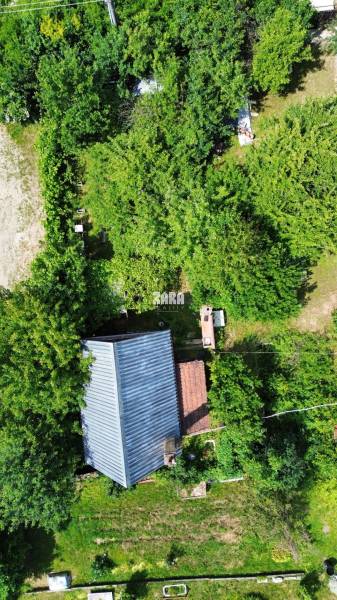 BUKOVEC - murovaná dvojpodlažná CHATA s podkrovím, pozemok 289 m2. 
