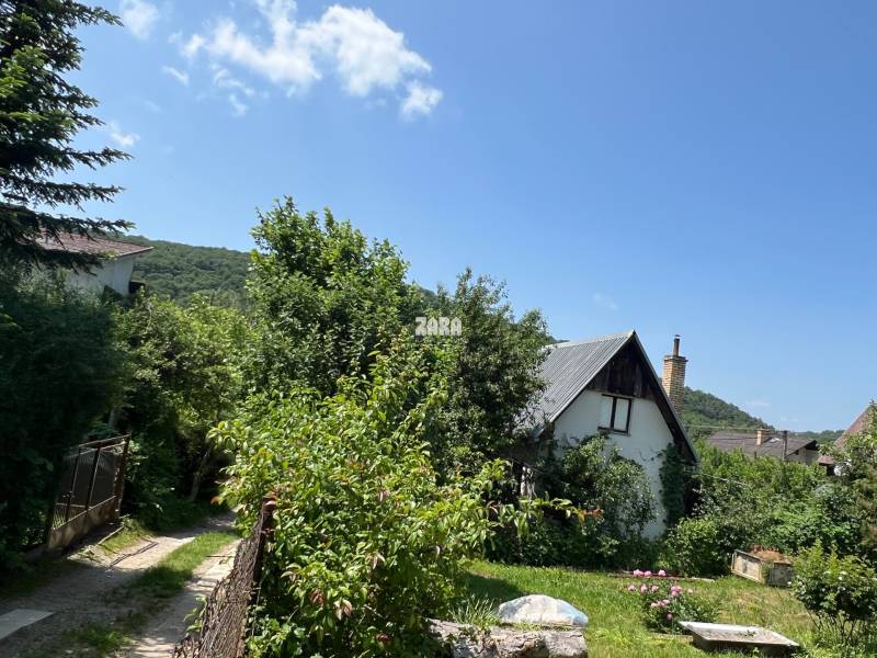 BUKOVEC - murovaná dvojpodlažná CHATA s podkrovím, pozemok 289 m2. 