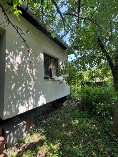 BUKOVEC - murovaná dvojpodlažná CHATA s podkrovím, pozemok 289 m2. 