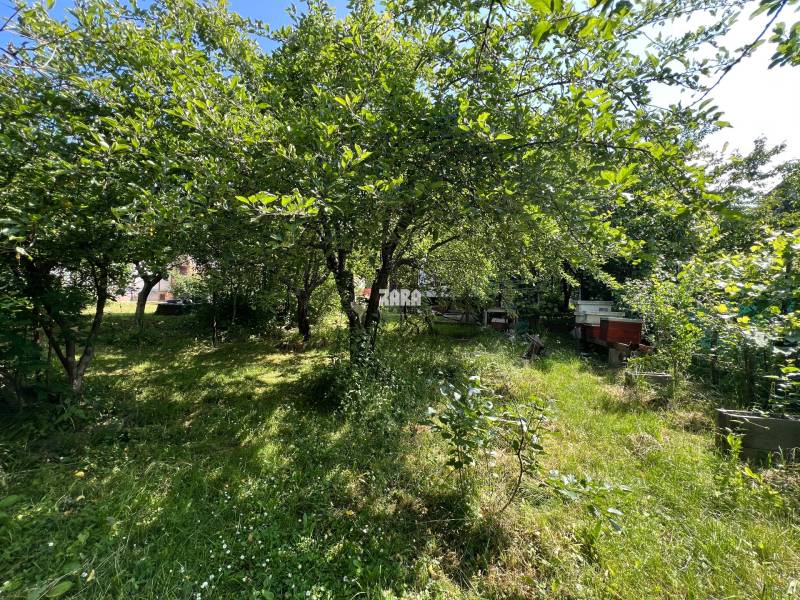 BUKOVEC - murovaná dvojpodlažná CHATA s podkrovím, pozemok 289 m2. 