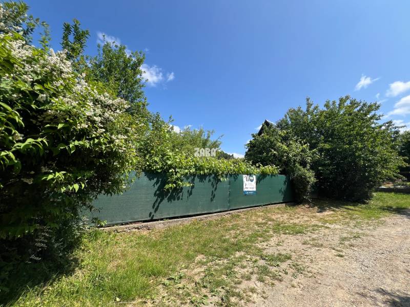 BUKOVEC - murovaná dvojpodlažná CHATA s podkrovím, pozemok 289 m2. 