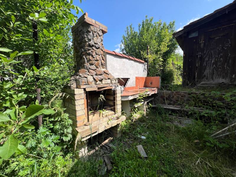 BUKOVEC - murovaná dvojpodlažná CHATA s podkrovím, pozemok 289 m2. 
