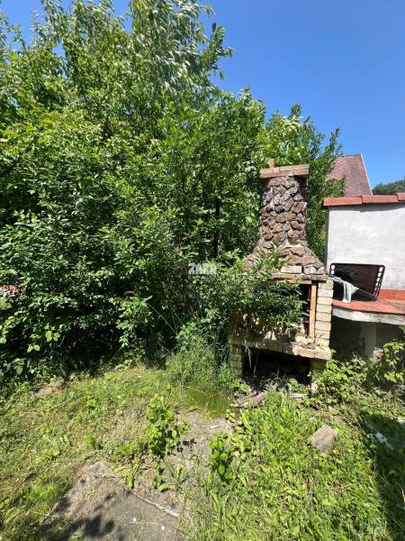 BUKOVEC - murovaná dvojpodlažná CHATA s podkrovím, pozemok 289 m2. 